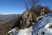 41 Ghiaccio sul fondo del sentiero, calzo i ramponcini
